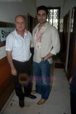 Abhishek Bachchan teaches at Anupam Kher_s Action Prepares in Santacruz, Mumbai on 2nd Aug 2011 (59).JPG
